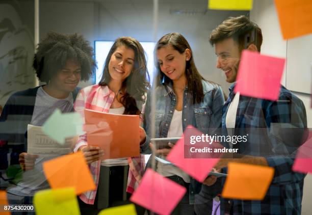 junge lateinamerikanische multi ethnischen gruppe arbeiten an ideen bei der büro-lächeln - design thinking stock-fotos und bilder