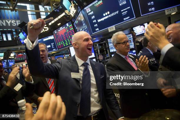 Shawn Pearson, chief executive officer of BlueGreen Vacations Corp., center, celebrates during the company's initial public offering on the floor of...