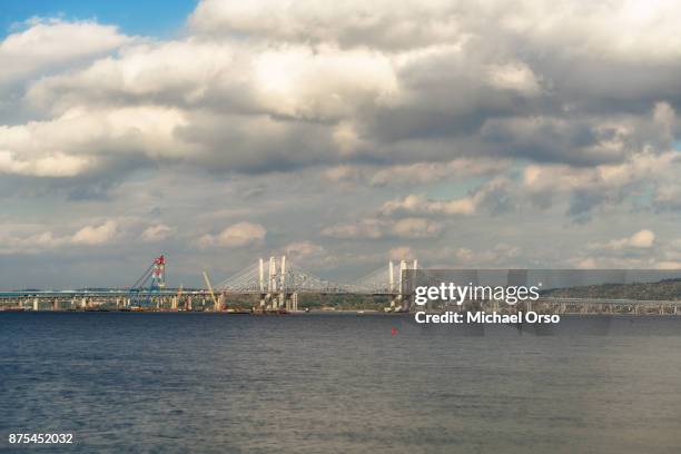 the new tappan zee bridge construction - thruway stockfoto's en -beelden