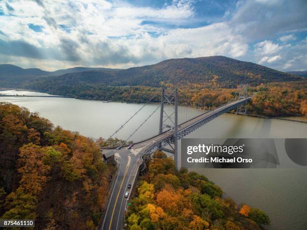 aerial image of bear mountain bridge during peak fall foliage - bear mountain bridge fotografías e imágenes de stock