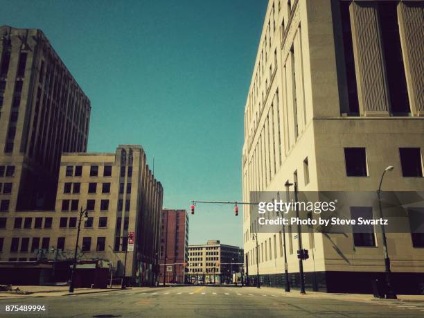 quiet downtown detroit - detroit michigan stock-fotos und bilder