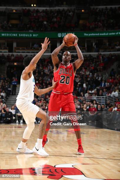 Quincy Pondexter of the Chicago Bulls looks to pass against the Charlotte Hornets on November 17, 2017 at the United Center in Chicago, Illinois....