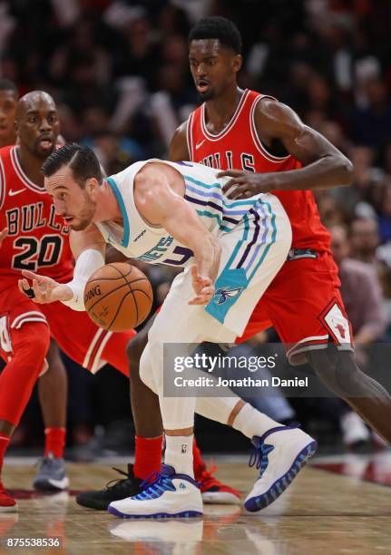 Frank Kaminsky of the Charlotte Hornets tries to recover a loose ball under pressure from Bobby Portis of the Chicago Bulls at the United Center on...