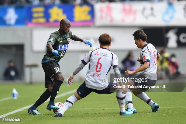 Victor Ibarbo of Sagan Tosu takes on Kosuke Ota and Kensuke Nagai of FC Tokyo during the J.League J1 match between Sagan Tosu and FC Tokyo at Best...