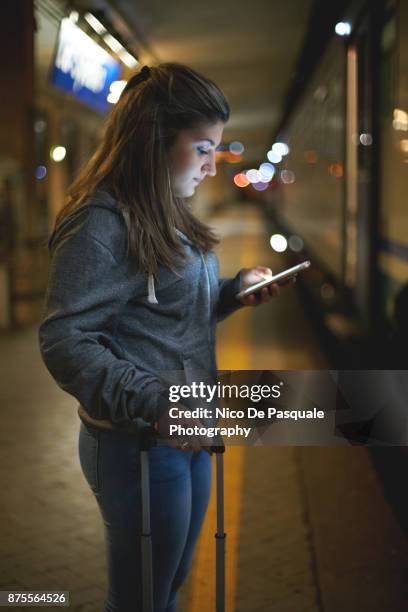 teenager girl travelling alone - nico de pasquale photography fotografías e imágenes de stock