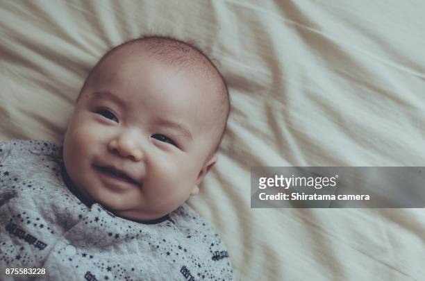 baby boy smile - shiratama camera stock-fotos und bilder
