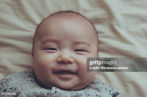 baby boy smile - shiratama camera stock-fotos und bilder