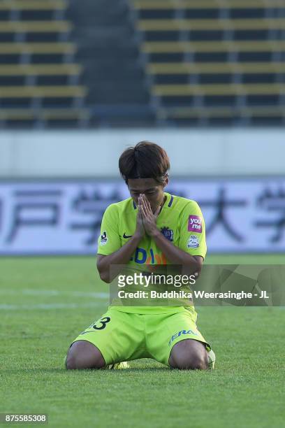 Kenta Mukuhara of Sanfrecce Hiroshima celebrates his side's 2-1 victory in the J.League J1 match between Vissel Kobe and Sanfrecce Hiroshima at Kobe...