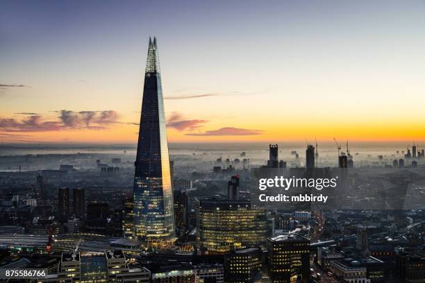 the shard wolkenkratzer in london - views of london from the shard tower stock-fotos und bilder