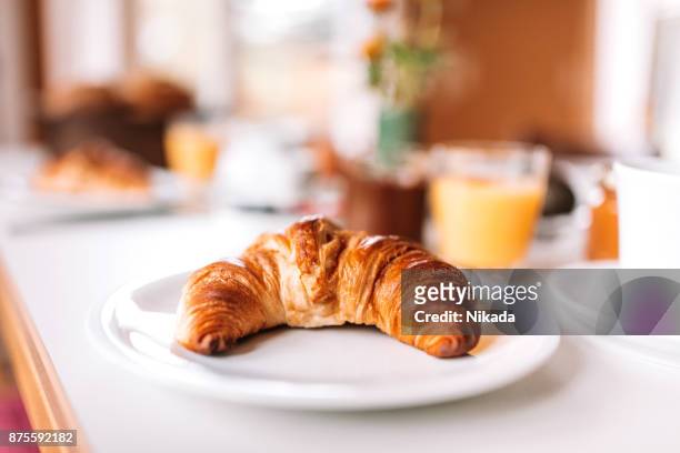 frühstück - croissant auf tisch - croissant stock-fotos und bilder