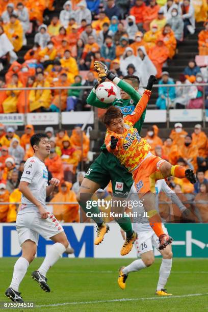 Gu Sung Yun of Consadole Sapporo and Shota Kaneko of Shimizu S-Pulse compete for the ball during the J.League J1 match between Shimizu S-Pulse and...