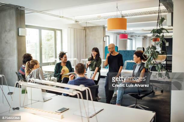 happy multi-ethnic people discussing at office - startup photos et images de collection