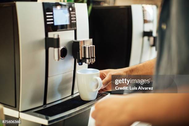 businessman using espresso maker - coffee maker - fotografias e filmes do acervo
