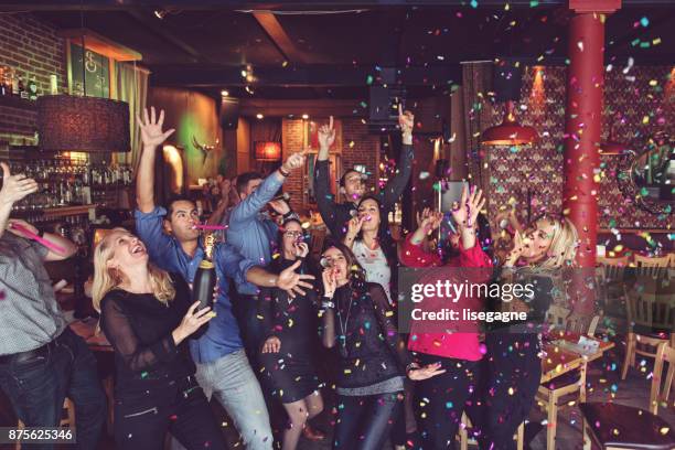 new years eve party - office party imagens e fotografias de stock