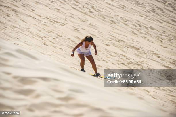 sandboarders in den dünen joaquina - florianopolis stock-fotos und bilder