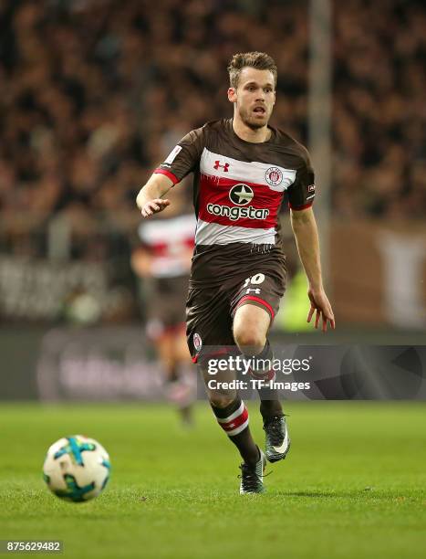 Christopher Buchtmann of Pauli controls the ball during the Second Bundesliga match between FC St. Pauli and FC Erzgebirge Aue at Millerntor Stadium...