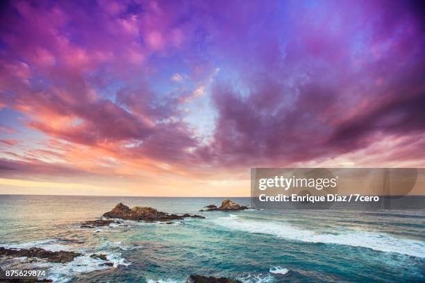 three sisters, broken head, australia (2) - australia colour stock-fotos und bilder