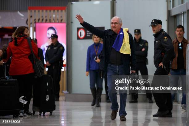 Former mayor of Caracas, Antonio Ledezma waves his hand at his arrival to Adolfo Suarez Madrid Barajas Airport on November 18, 2017 in Madrid, Spain....