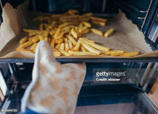 french fries in the oven - frite four photos et images de collection