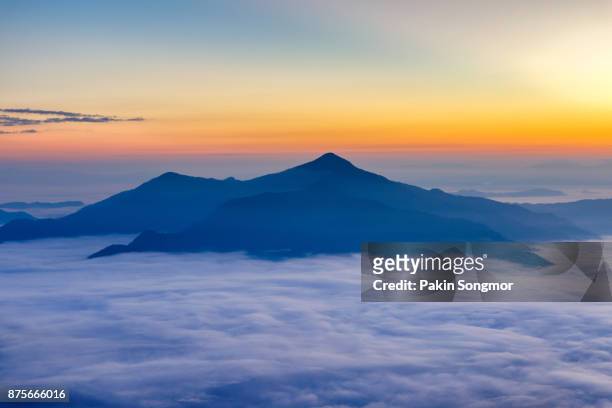 landscape with the mist at pha tung mountain in sunrise time, chiang rai, thailand. - couché de soleil photos et images de collection