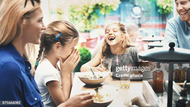 junge familie zu mittag in einem restaurant. - restaurant kids stock-fotos und bilder