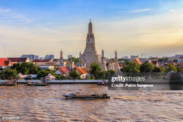 wat arun big landmark in bangkok city, thailand - ponto turístico local imagens e fotografias de stock