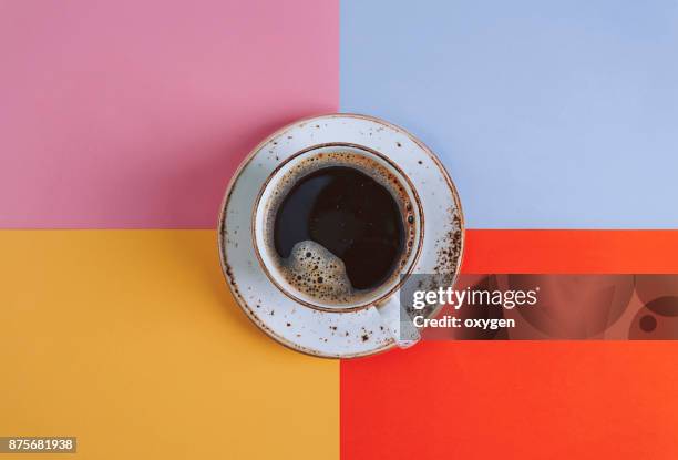 cup of coffee on colored background - vier gegenstände stock-fotos und bilder