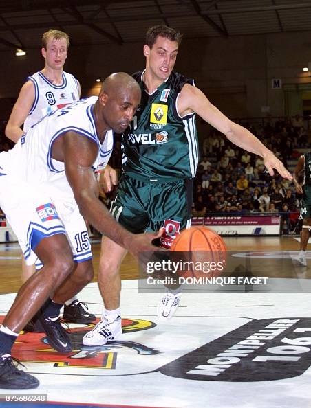 le basketteur Alex Nelcha de Montpellier tente de passer Joackim Blom