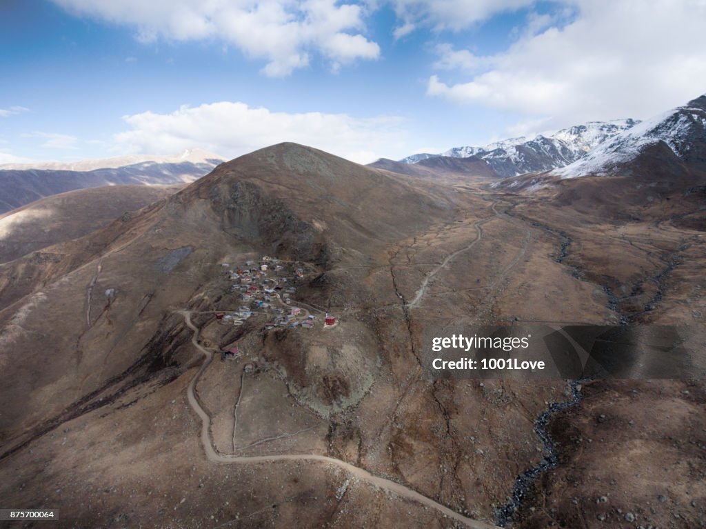 冬の山里の眺め.
