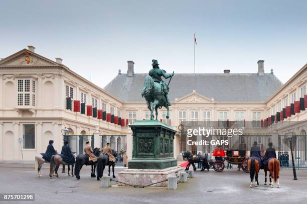 royal ceremony in front of the hague's noordeinde palace - noordeinde palace stock pictures, royalty-free photos & images
