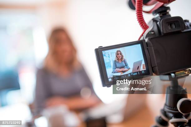 jonge vrouw vlogging over haar zakelijke leven - filming of netflix series outlander takes place in glasgow stockfoto's en -beelden