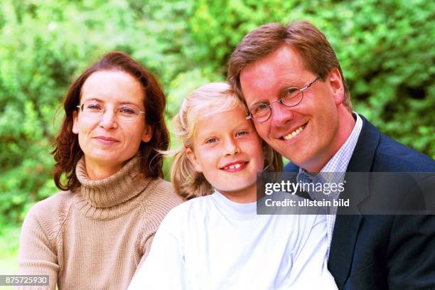 Der Politiker Christian Wulff, CDU Landesvorsitzender in Niedersachsen, mit Frau Christiane und Tochter Annalena im Urlaub. .