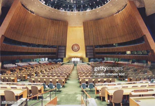 Der Konferenzsaal - United Nations General Assembly Hall - im UN-Gebäude in New York: Die unbesetzten Sitzplätze sind im Halbkreis angeordnet. In den...