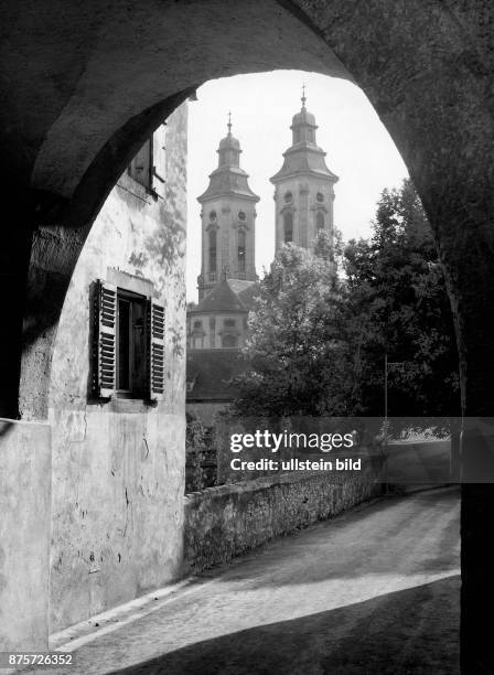 View at the Palace through an archway Photographer: Wolff & Tritschler Vintage property of ullstein bild