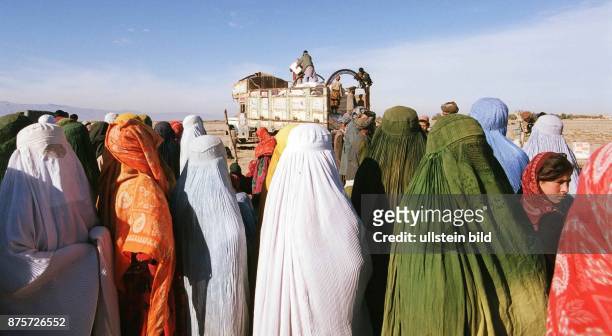 Afghanistan, Flüchtlingslager nahe der usbekischen Grenze: Frauen, mit dem vorgeschriebenen Ganzkörperschleier, der Burka , bekleidet, stehen...