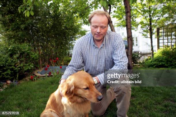 Niebel, Dirk - Politician, FDP, Germany - with his dog Hermann, a golden retriever