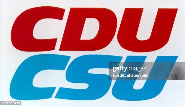 Das Logo der CDU : rote Buchstaben auf weißem Grund; zusammen mit dem der CSU : hellblaue Buchstaben auf weißem Grund. Aufgenommen September 1998.