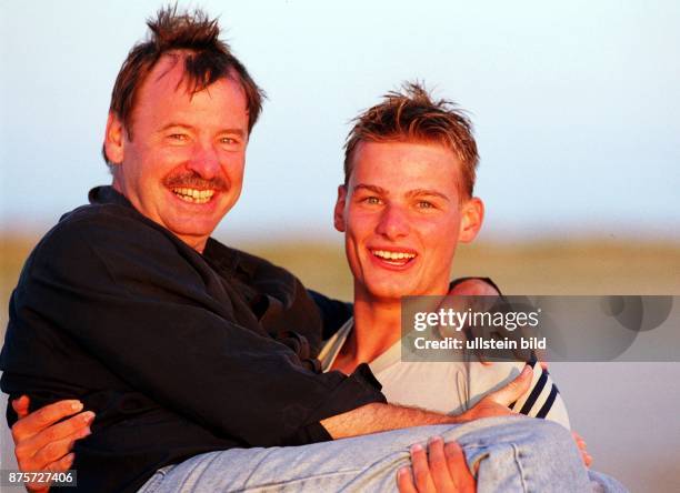 Ortwin Runde, SPD, Bürgermeister Hamburg, genießt seinen Urlaub auf der dänischen Nordseeinsel Fanö: der Vater Runde wird von Sohn Hanjo im wahrsten...