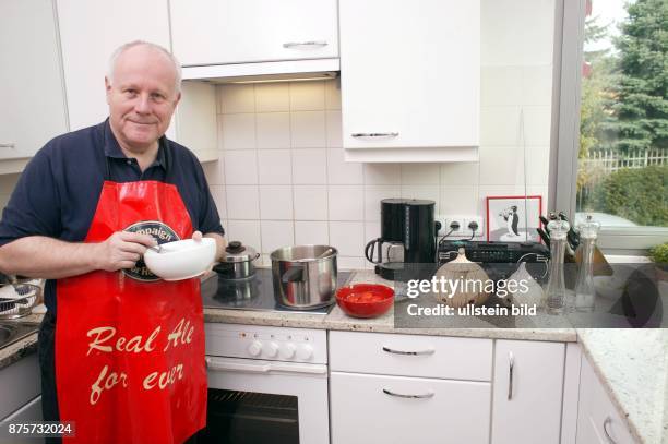 Wirtschaftswissenschaftler, Politiker, CDU; D Ministerpräsident von Sachsen beim Kochen in seiner Küche