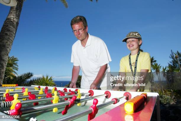 Jurist, Politiker, CDU, D Landesvorsitzender der CDU Niedersachsen spielt Tischfußball mit seiner Tochter Annalena im Urlaub in Spanien