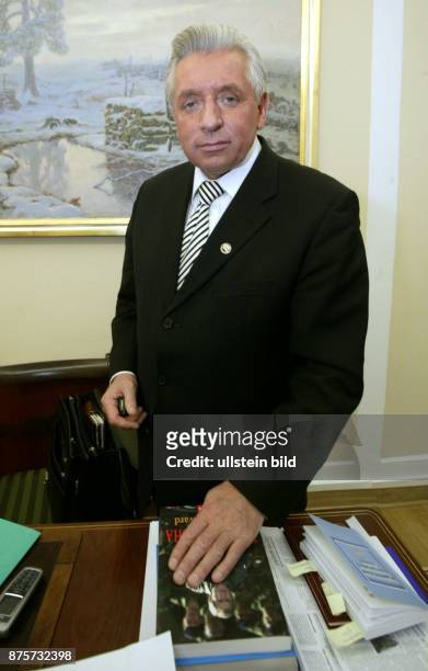 Politiker, Samoobrona - Partei ; Polen Parteivorsitzender Porträt am Schreibtisch