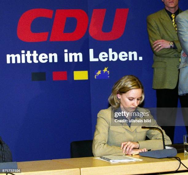 Die Pressesprecherin der CDU Eva Christiansen verliest eine Mitteilung an die Presse zur Niederlegung des Mandats des Ehrenvorsitzenden Helmut Kohl....
