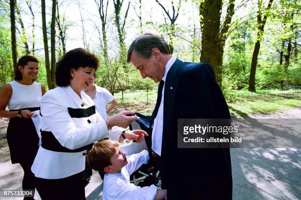 Nach der Taufe seiner Enkelin Amelie machen der Ministerpräsident von Nordrhein-Westfalen Wolfgang Clement , seine Ehefrau Karin und weitere Gäste...