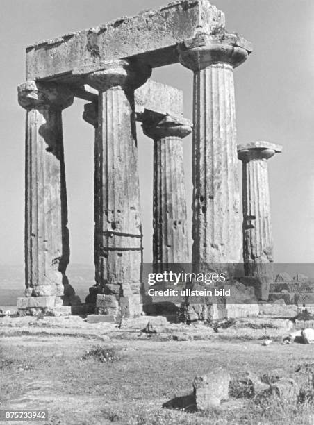 View of the remains of the Apollo temple in Corinth Photographer: Wolff & Tritschler Series: "Greece by car"