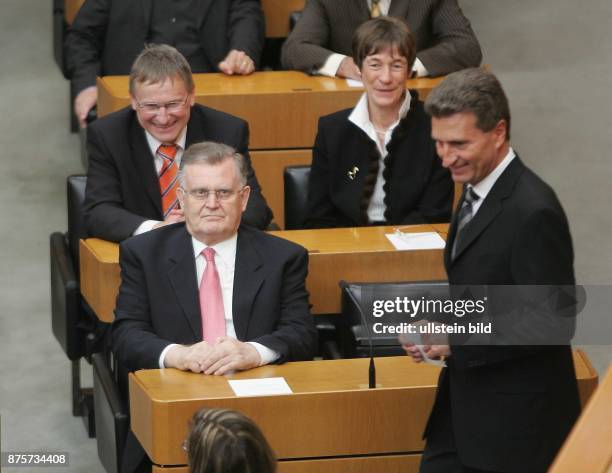 Baden-Wuerttemberg, Landtag, Der scheidende Ministerpraesident Erwin Teufel und sein Nachfolger Guenther H. Oettinger bei der Wahl des MP im Plenum....