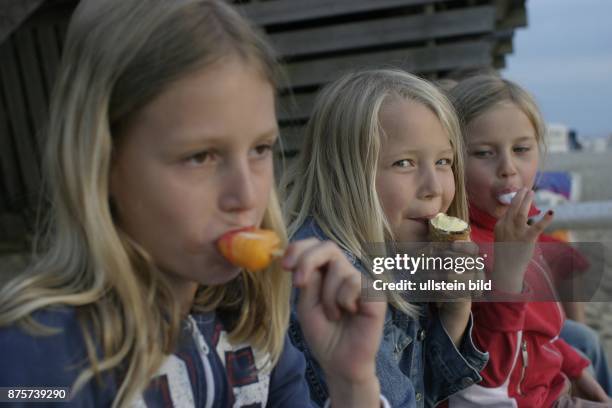 Sylt, Wenningstedt: Mädchen essen Eis