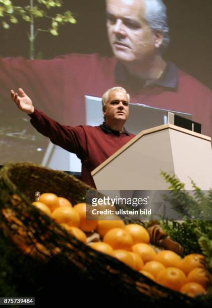 Mediziner, Wissenschaftler, D spricht auf einer Veranstaltung im Tempodrom in Berlin; im Vordergrund ein Korb mit Orangen, im Hintergurnd überträgt...