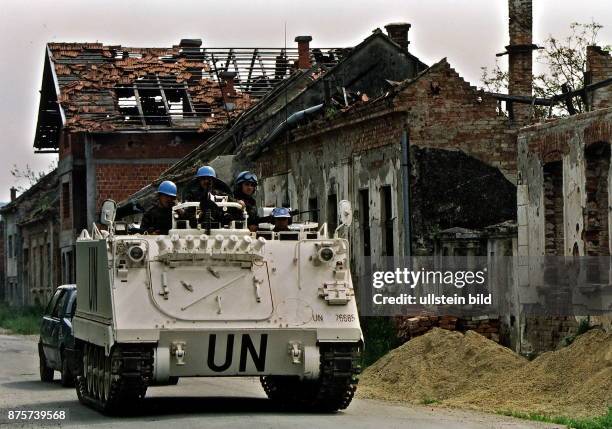 Besetzung des kroatischen Westslawonien durch kroatische Truppen Anfang Mai 1995: Ein gepanzerter Mannschaftstransportwagen der UN-Truppen in Pakrac....