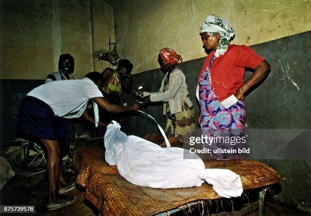 In einer Hütte bereiten Frauen einen Leichnam für das Begräbnis vor. Mogadischu, Juli 1993
