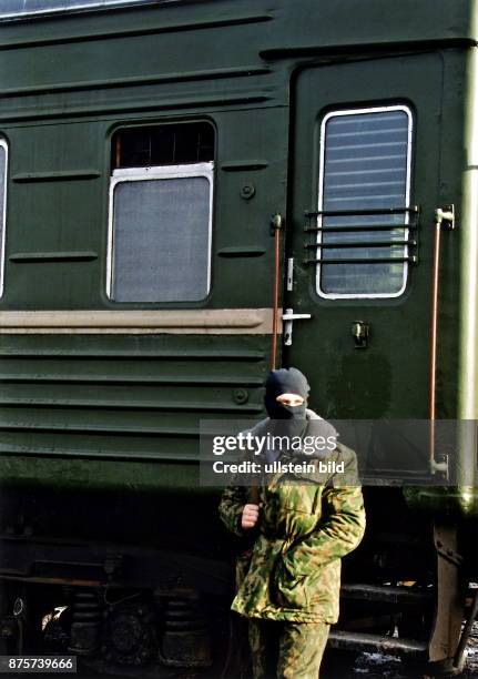 Vermummter russischer Armeesoldat als Wache vor dem Gefängniszug in Wostock/ Inguschetien - Januar 1995